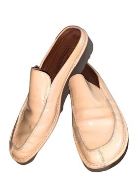 DONALD PLINER SPORT ‘Ulrike’ patent leather tan loafer mules. Funky! Sz 10
